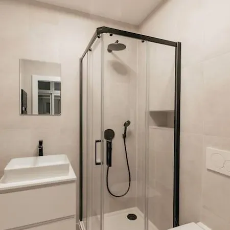 Henry's Appt With A Private 412 - Shared Kitchen Appartamento *