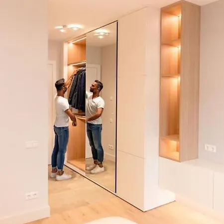 Henry's Appt With A Private 412 - Shared Kitchen *