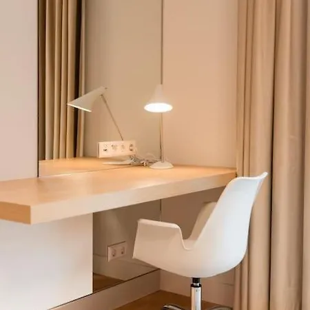 Henry's Appt With A Private 412 - Shared Kitchen *