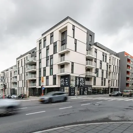 Henry's Appt With A Private 412 - Shared Kitchen