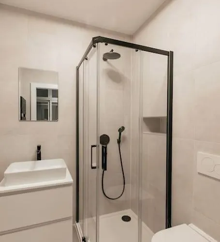 Henry's Appt With A Private 412 - Shared Kitchen Apartment *