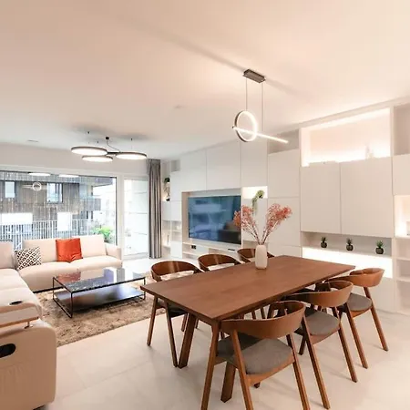 Henry's Appt With A Private 412 - Shared Kitchen *