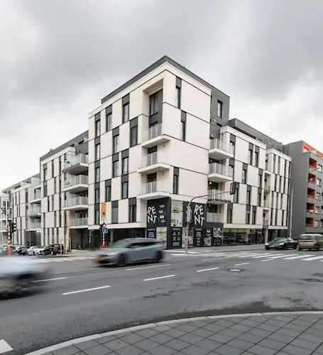 Henry's Appt With A Private 412 - Shared Kitchen